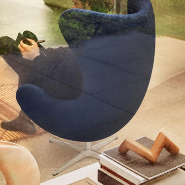 Egg Chair Fritz Hansen Lifestyle Detail shot two enlighten blue
