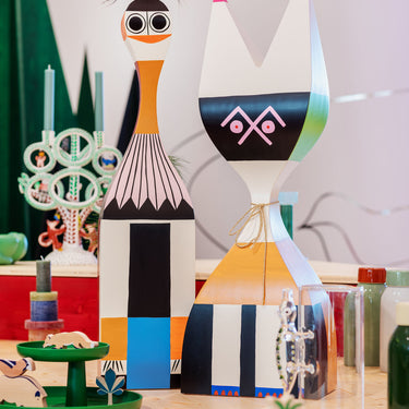 6970591_Xmas 2022 VitraHaus Walking through the winter woods Wooden dolls XL_v_fullbleed_1