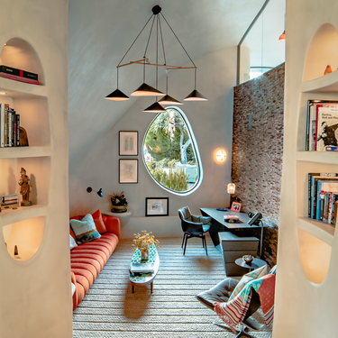 Group-of-5_in-Robert-Downey-Jr-house.png