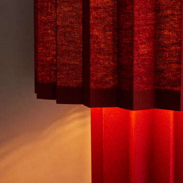 Plisse burgundy edition table lamp lit