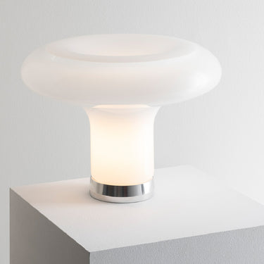 Lesbo table lamp mangiarotti artemide lit view