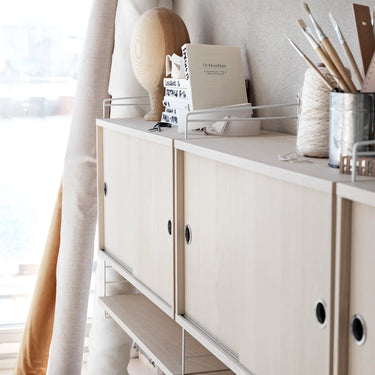string-system-livingroom-ash-loseup_portrait.webp