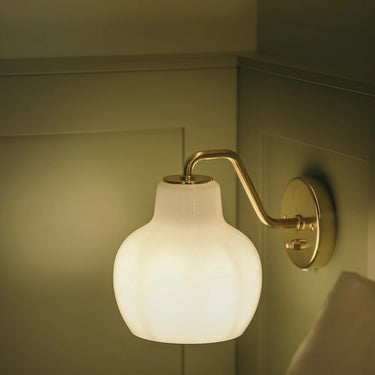 Vilhlem Lauritzen ring crown 1 wall lamp closeup .webp