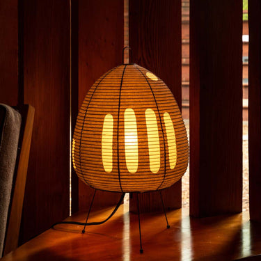 Akari 1AG table lamp lit at dusk