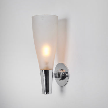 Pietro Chiesa for Fontana Arte Wall-mounted light fixture with a cone-shaped glass shade on a plain background for Two Enlighten 