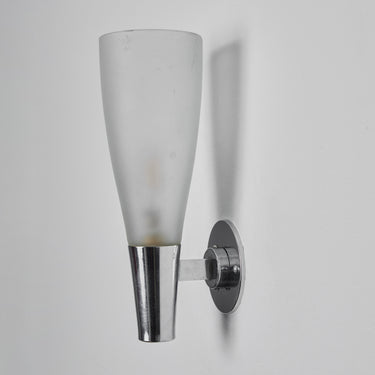 Pietro Chiesa for Fontana Arte Wall-mounted light fixture with a cone-shaped glass shade on a plain background for Two Enlighten 