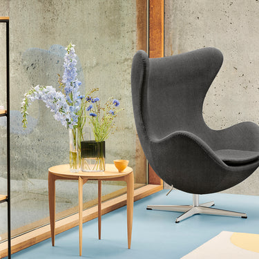 FH_Egg_3316_Re-wool_0198_KAISER idell_6718-W_Matt Black_Rug_Balance_Tray Table_Oak_Moon Ey