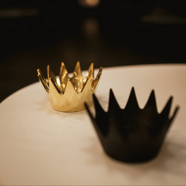 aubock crown catchall on wood table